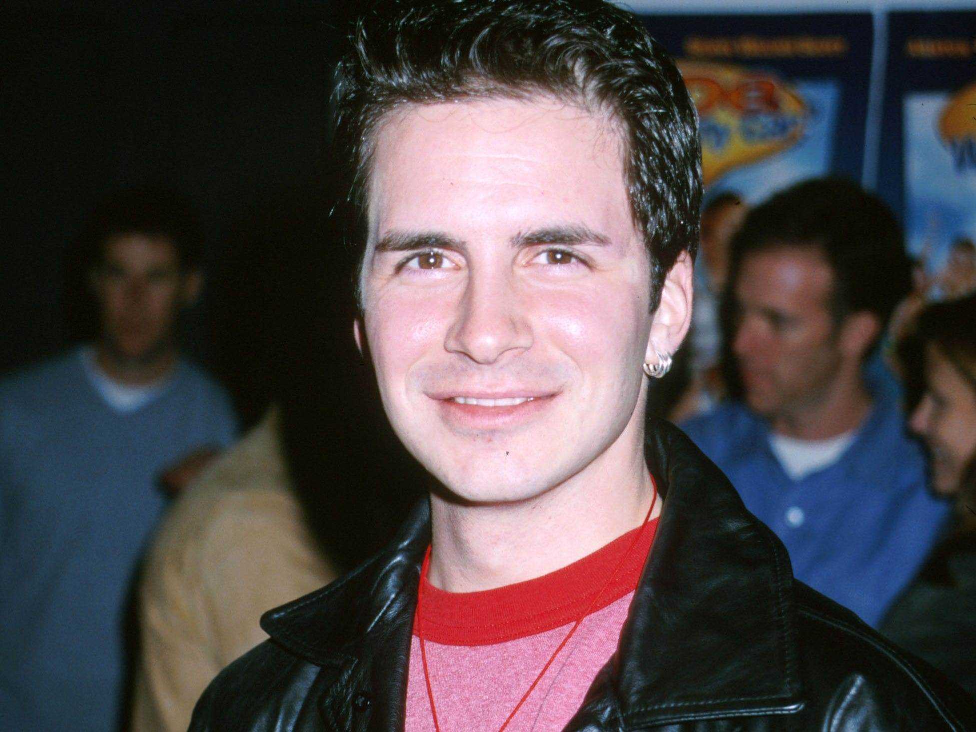 Hal Sparks im Jahr 2000 in einer Lederjacke