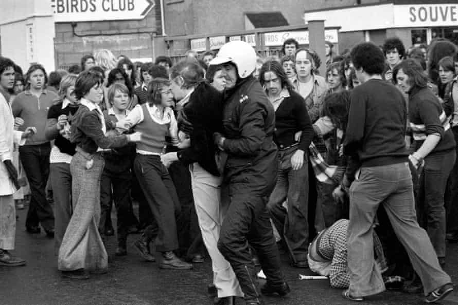 Ein Fan wird bei Handgemenge vor dem Ninian Park vor dem Spiel Cardiff gegen Manchester United im Jahr 1974 festgenommen.