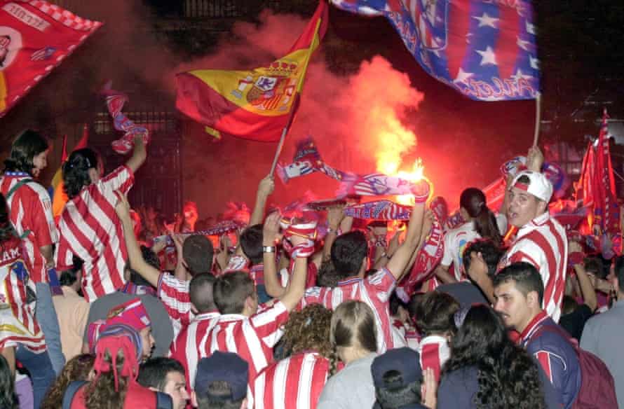 Atleti-Fans feiern am Neptunbrunnen den Sieg in der zweiten Liga.