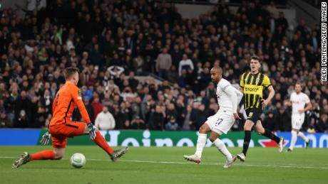 Lucas Moura erzielt Tottenhams zweites Tor gegen Markus Schubert.