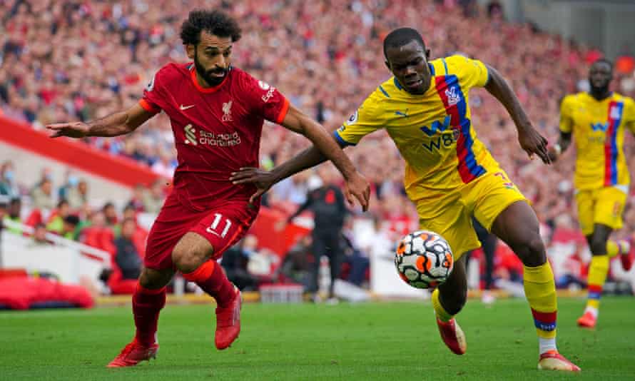 Tyrick Mitchell kämpft in Anfield mit Liverpools Mohamed Salah.