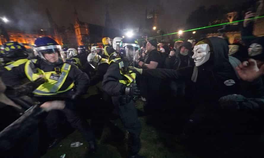 Die Polizei konfrontiert Demonstranten beim Million Mask March auf dem Parliament Square