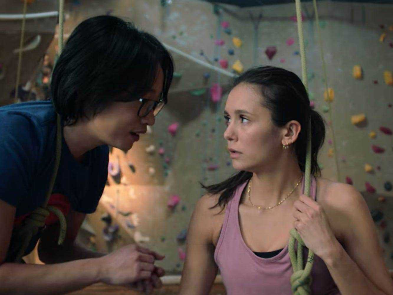 Jimmy O. Yang und Nina Dobrev an einer Indoor-Kletterwand in 