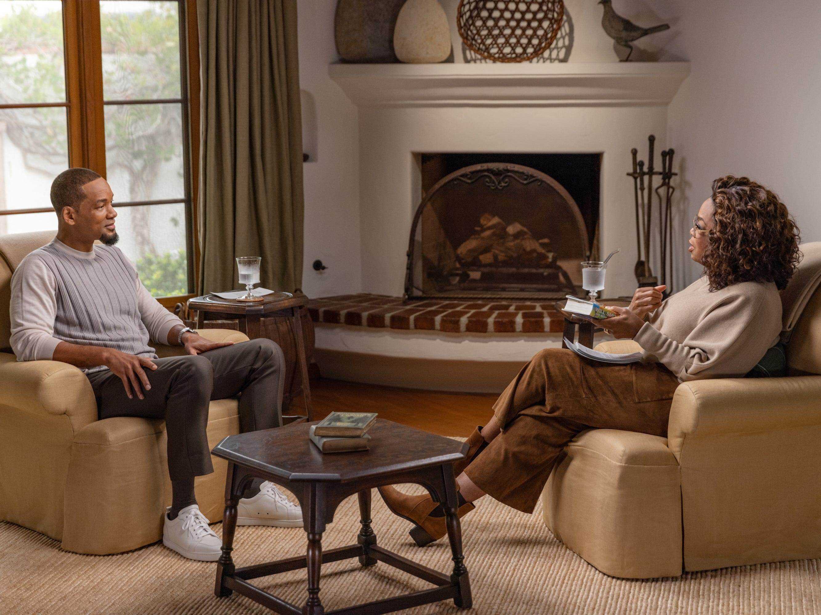 Will Smith sitzt Oprah Winfrey gegenüber für ein Interview.