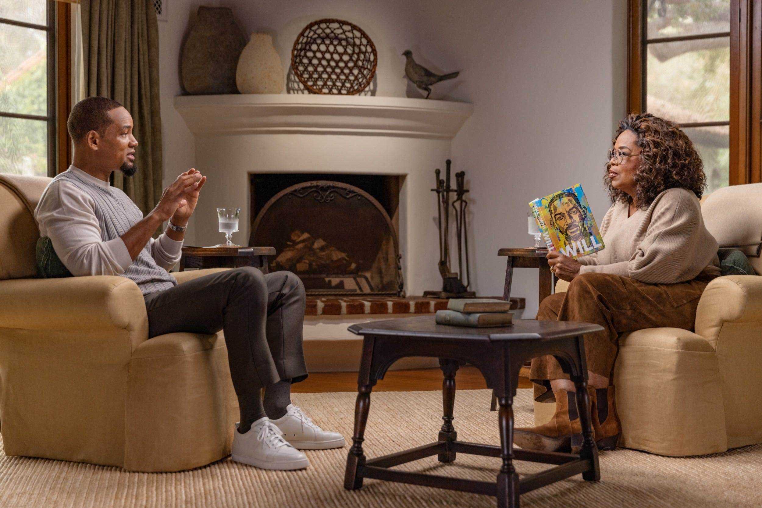 Will Smith sitzt Oprah Winfrey in einem neuen Interview gegenüber.