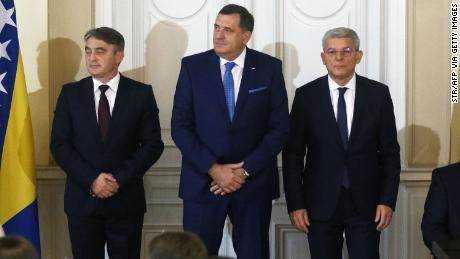 Neu gewählte Mitglieder der dreigliedrigen Präsidentschaft – das bosnisch-kroatische Mitglied Zeljko Komsic (L), das bosnisch-serbische Mitglied Milorad Dodik (C) und das bosnisch-muslimische Mitglied Sefik Dzaferovic (R) – nehmen an ihrer Amtseinführungszeremonie in Sarajevo im November 2018 teil. 