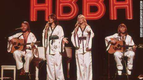 (Von links) Die ABBA-Mitglieder Benny Andersson, Anni-Frid Lyngstad, Agnetha Fältskog und Björn Ulvaeus werden um 1975 gezeigt.