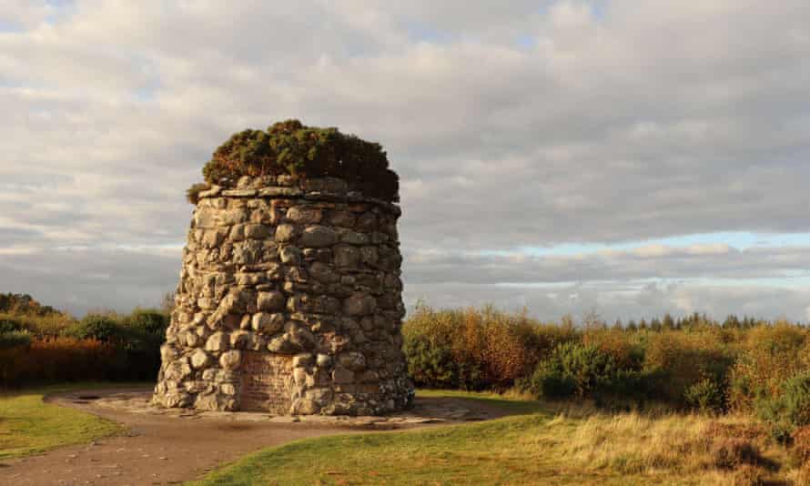 Der Culloden Memorial Cairn mit Blick auf das Schlachtfeld.
