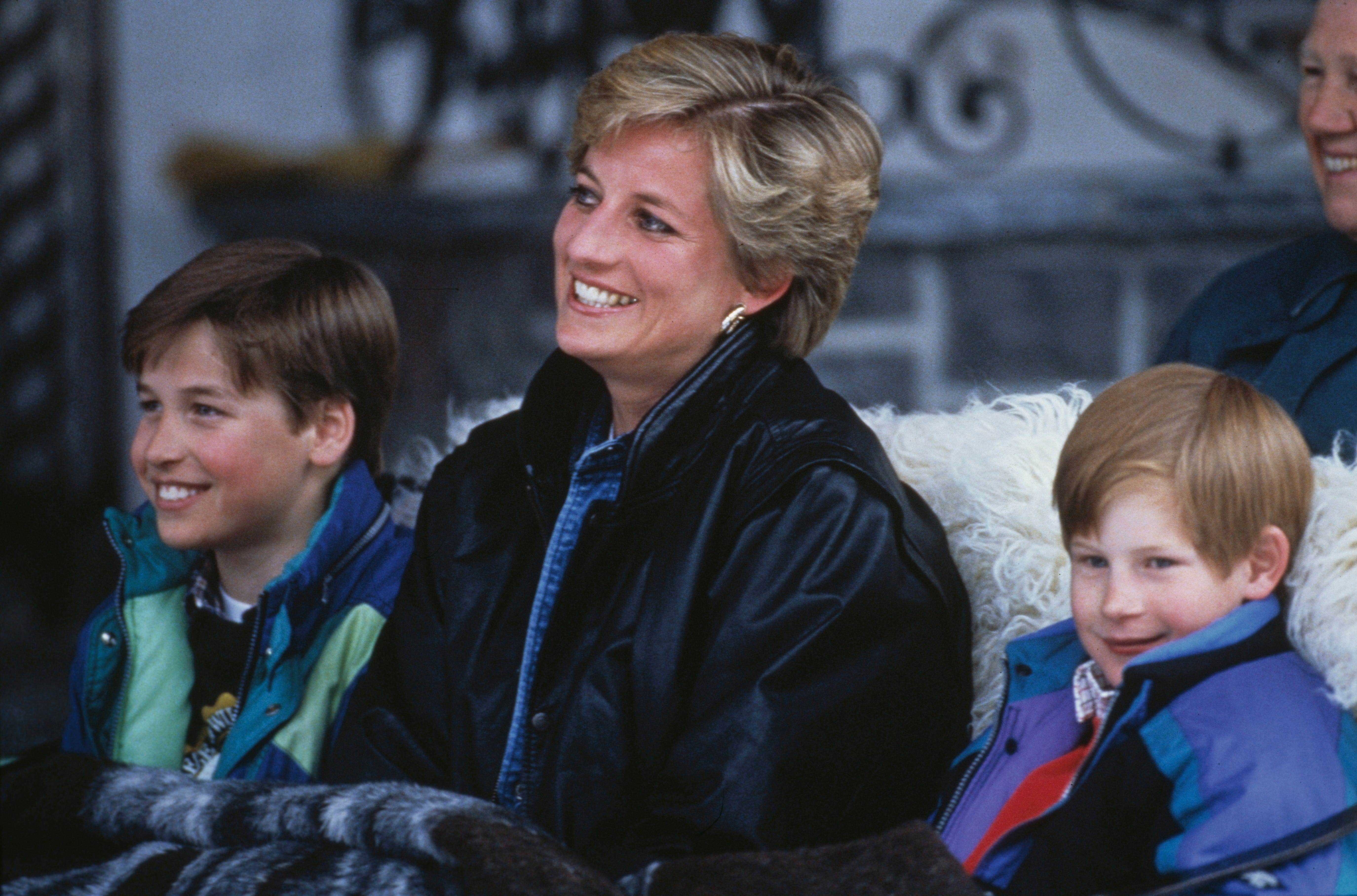 Prinzessin Diana (1961 - 1997) mit ihren Söhnen Prinz William (links) und Prinz Harry im Skiurlaub in Lech, Österreich, 30. März 1993.