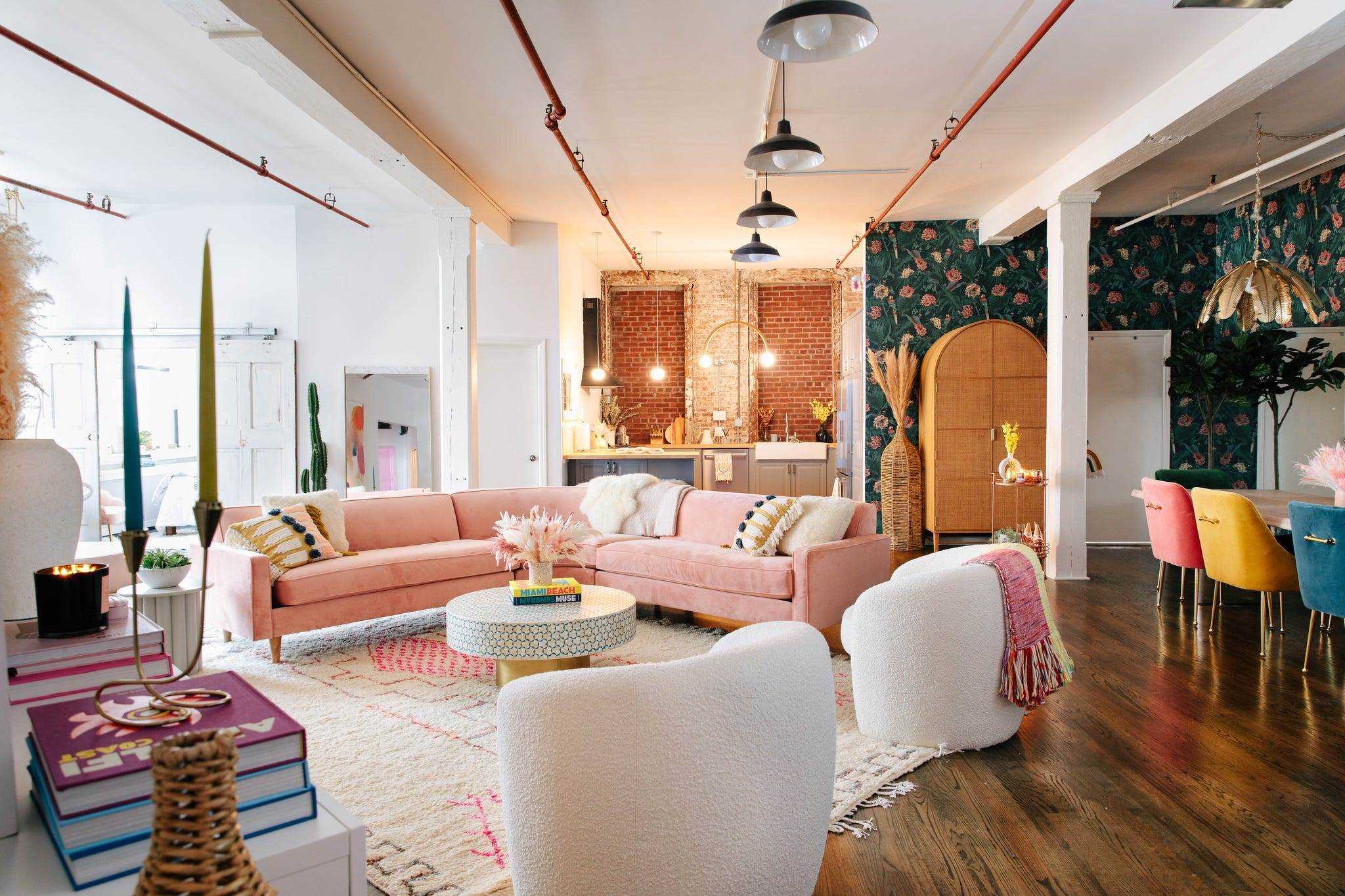 Das große rosa Sofa war der Ankerpunkt für Rachel Martinos Loft.
