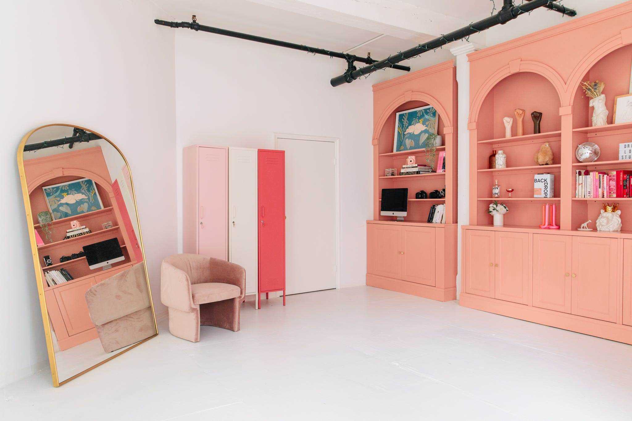 Ein rosafarbenes gewölbtes Regal, das Rachel Martino mit einem IKEA-Schrank als Sockel gebaut hatte.
