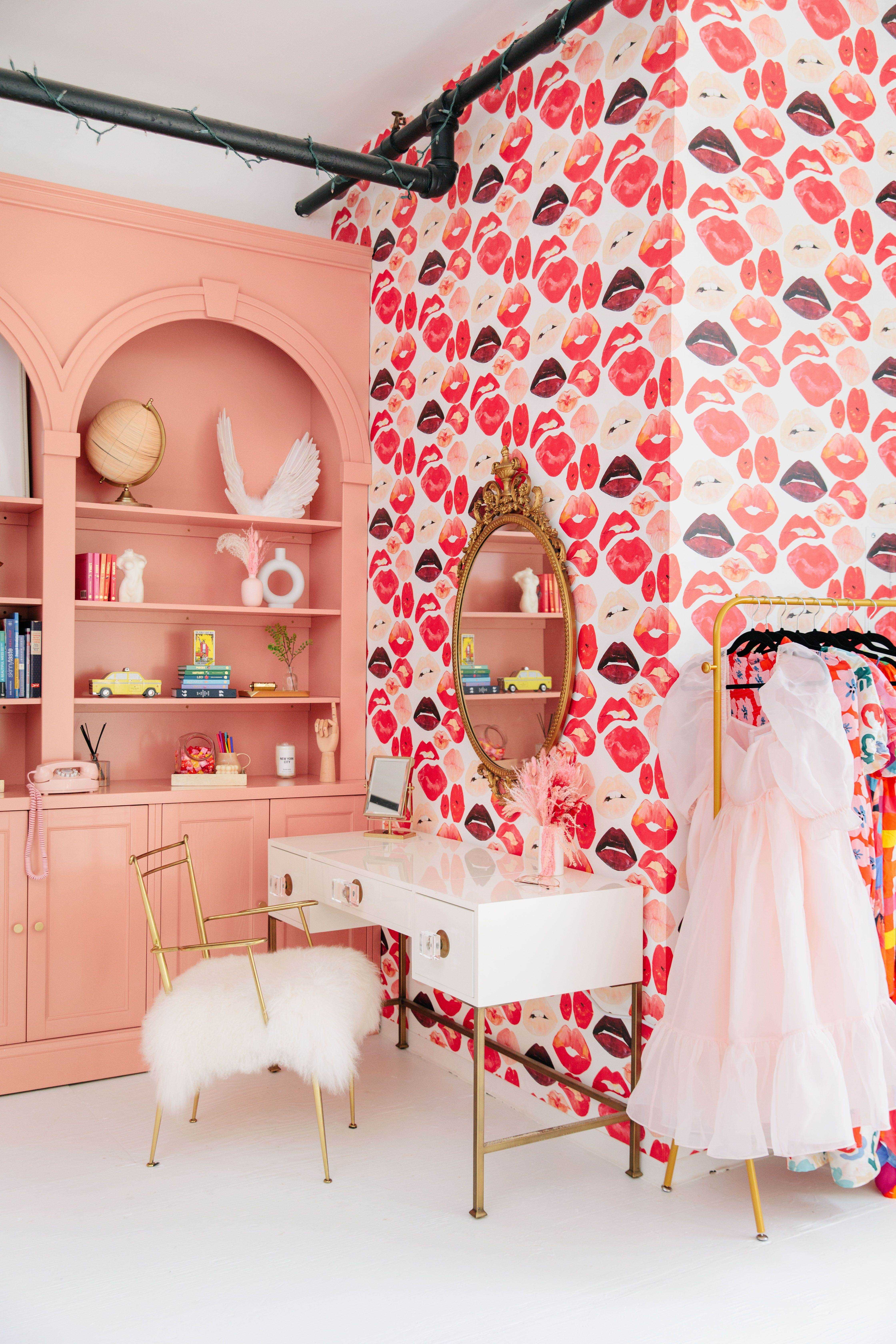 Ein Schminktisch und rosa gewölbte Regale in Rachel Martinos Traum-Loft-Studio.