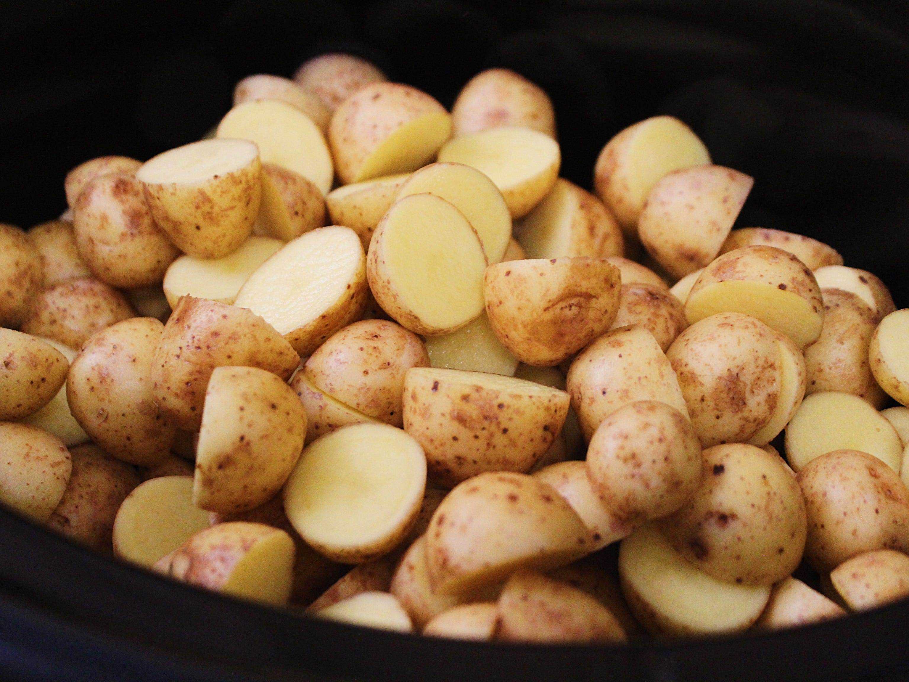 gehackte Kartoffeln in einem schwarzen Slow Cooker