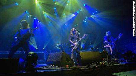 Die Musiker Gary Holt, Tom Araya und Kerry King von Slayer treten am 10. Mai 2018 in San Diego, Kalifornien, auf der Bühne im Valley View Casino Center auf.  Die Show wurde unterbrochen, um die Fans aus den Gängen zu räumen. 