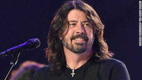Dave Grohl von den Foo Fighters, der 2018 eine Show in St. Paul stoppte, als er bemerkte, dass ein Kind Hilfe brauchte, tritt während der Aufzeichnung des Films "Vax Live" auf der Bühne auf.  Spendenkonzert im SoFi Stadium in Inglewood, Kalifornien, am 2. Mai 2021.