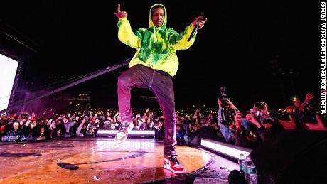 ASAP Rocky tritt beim Rolling Loud LA 2019 am 15. Dezember 2019 in Los Angeles, Kalifornien auf.  Rocky unterbrach die Show und befahl der Menge, sich zu beruhigen und wieder aufzustehen, als mehrere Leute fielen und Schwierigkeiten hatten, wieder aufzustehen.