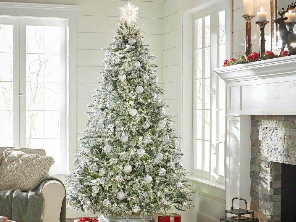 Bild von Home Accents Holiday vorbeflockter vorbeleuchteter Baum im Wohnzimmer für beste vorbeleuchtete Weihnachtsbäume 2021