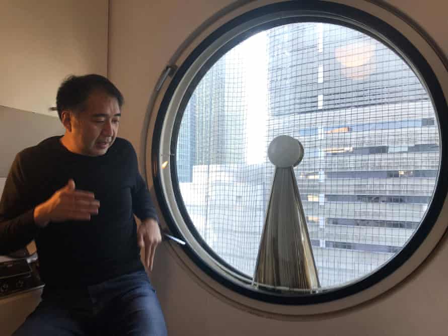 Bild von Tatsuyuki Maeda, einem Bewohner des Nakagin Capsule Tower, der neben dem Fenster steht