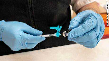 Pfizer wird voraussichtlich eine Zulassung für die Auffrischung des Coronavirus-Impfstoffs für Personen ab 18 Jahren beantragen