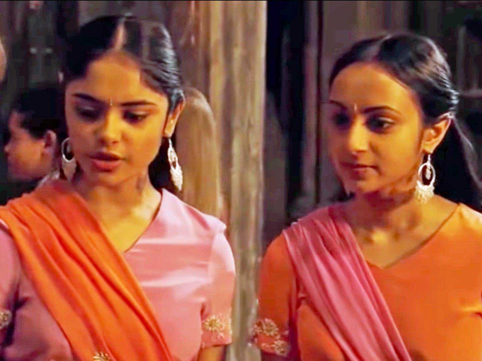 Parvati und Padma Patil beim Weihnachtsball Harry Potter und der Feuerkelch
