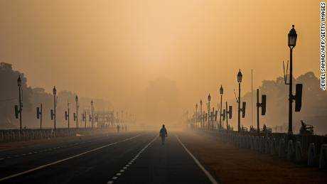 Ein Mann geht am 28. Januar 2021 in Neu-Delhi inmitten von Smog spazieren. 