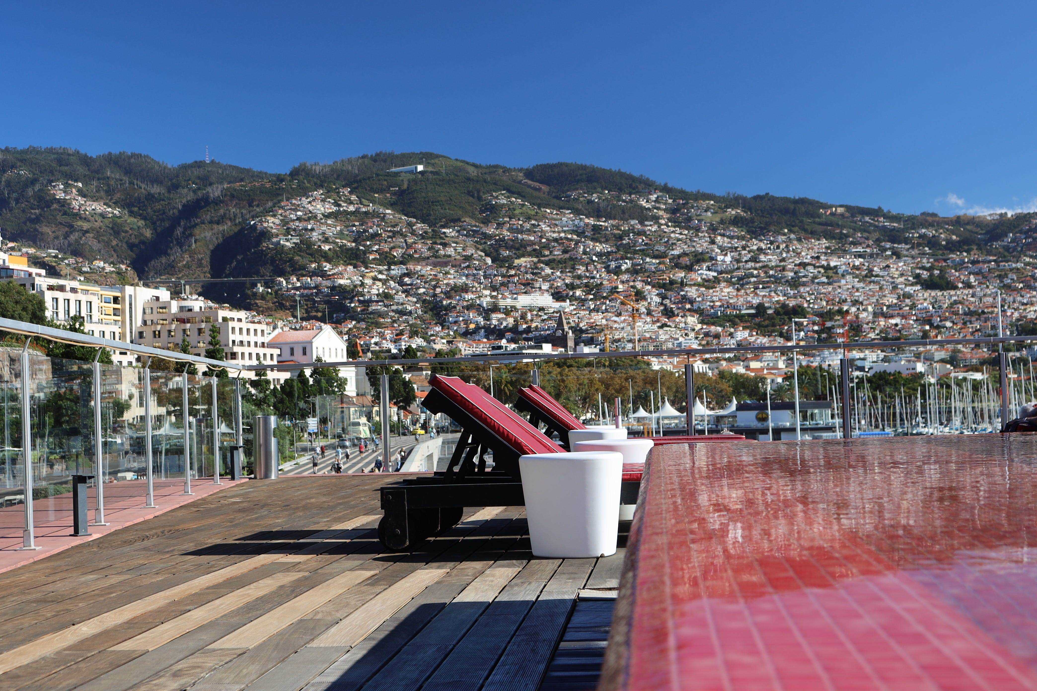 Blick auf den Pool von Cristiano Ronaldos Hotel in Funchal