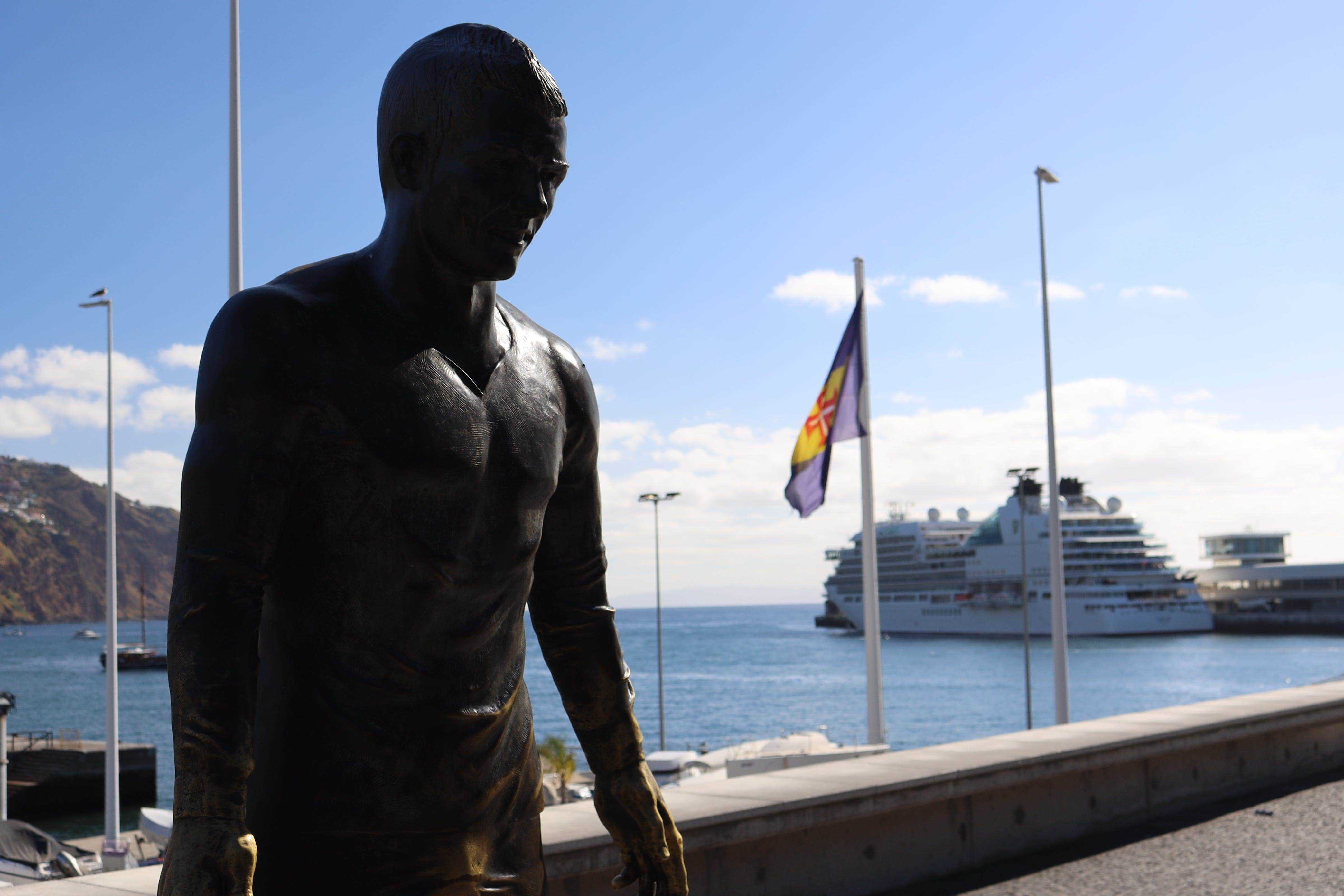 Ronaldos Statue in seinem Hotel in Funchal