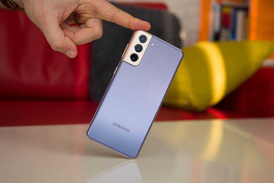 Das Samsung Galaxy S21 mit Plastikrückseite - Galaxy S22: Samsung, hör auf, Plastiktelefone im Wert von 800 US-Dollar herzustellen, es ist wichtig, wie sie sich anfühlen