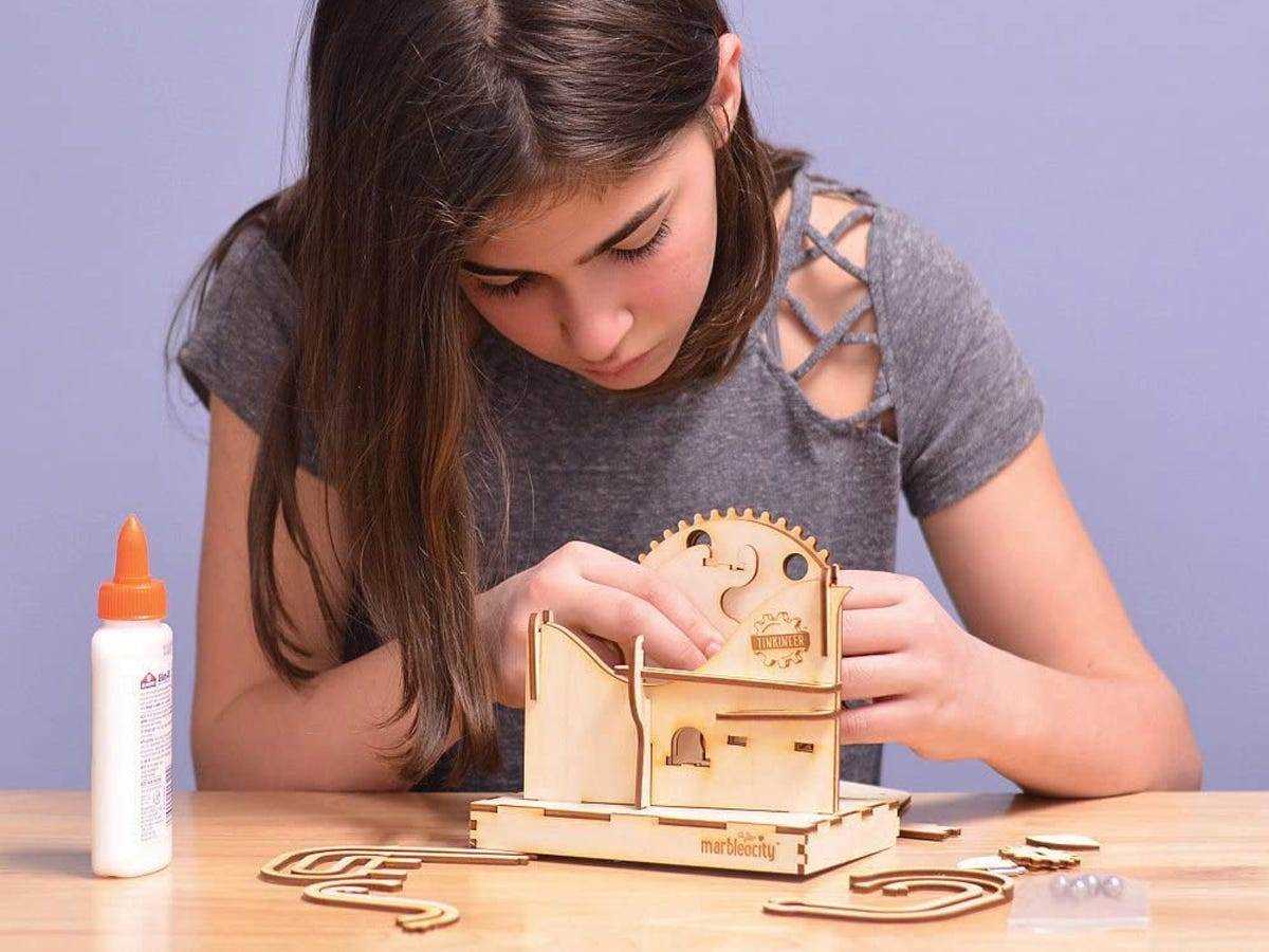 Mädchen bauen Marbelocity Kugelbahn - MINT-Geschenk für 12-jähriges Mädchen