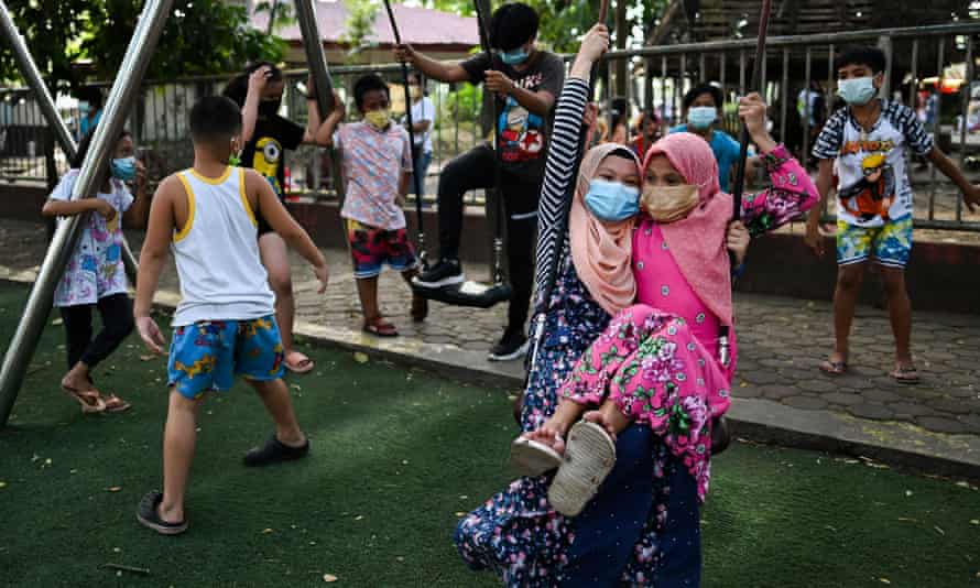 Kinder spielen in einem öffentlichen Park, während Manila die Beschränkungen für die Coronavirus-Krankheit lockert