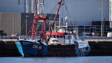 Frankreich ruft Kapitän eines beschlagnahmten britischen Fischerbootes vor Gericht, da Großbritannien warnt, dass "zwei können dieses Spiel spielen"