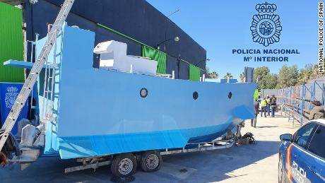 Erstes in Spanien hergestelltes "Narco Sub"  gefunden in mediterranem Lager