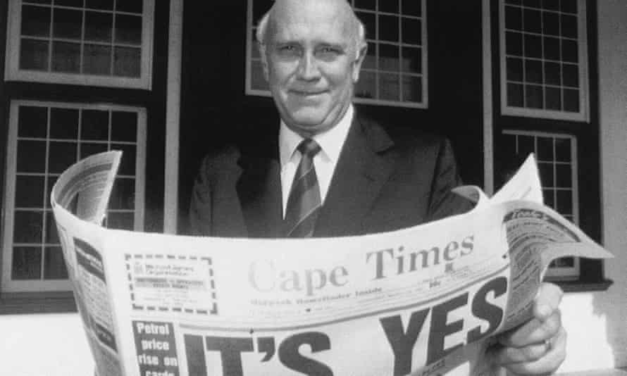FW de Klerk zeigt eine Kopie einer Lokalzeitung mit einer Schlagzeile, die ein „Ja“-Ergebnis in einer Volksabstimmung zur Beendigung der Apartheid verkündet.