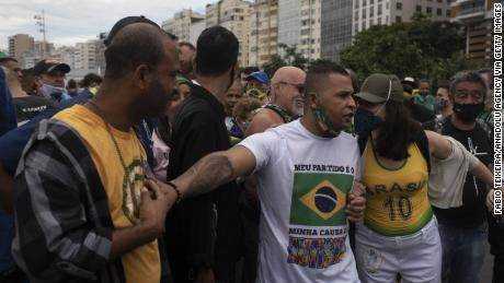 Unterstützer des brasilianischen Präsidenten Jair Messias Bolsonaro versammeln sich zu seiner Unterstützung und zum Protest gegen Rassismus und den Tod von Schwarzen in den Slums Brasiliens während eines Protestes gegen Black Lives Matter am Strand der Copacabana in Rio de Janeiro am 7.