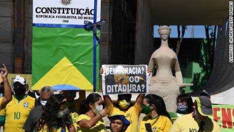 Unterstützer des brasilianischen Präsidenten Jair Bolsonaro demonstrieren am 31. Mai 2020 in Brasilia während der neuartigen Coronavirus-Pandemie COVID-19, um ihre Unterstützung zu zeigen.