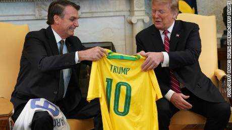 Der brasilianische Präsident Jair Bolsonaro überreicht US-Präsident Donald Trump am 19. März 2019 im Weißen Haus in Washington, DC, ein Trikot der brasilianischen Nationalmannschaft.