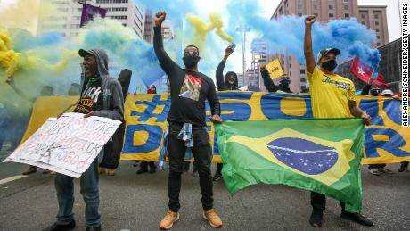 Demonstranten, die Gesichtsmasken tragen, heben während eines Protests inmitten der Coronavirus-Pandemie (COVID-19) am 14. Juni 2020 in Sao Paulo, Brasilien, ihre Faust auf der Avenida Paulista.