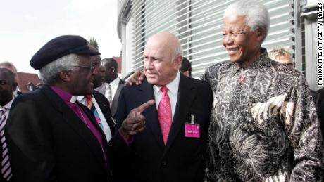 Der südafrikanische Erzbischof Desmond Tutu (links) mit FW de Klerk (Mitte) und Nelson Mandela im Jahr 2004.