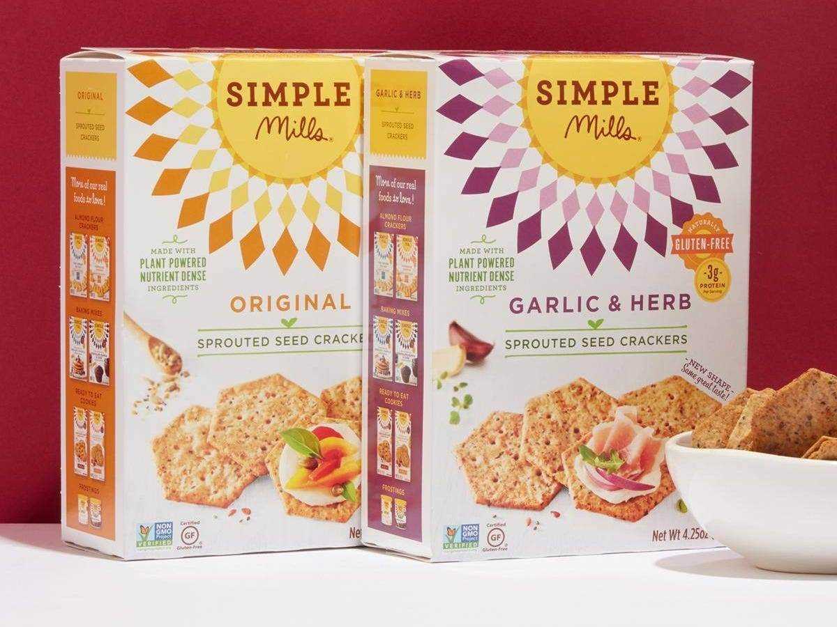 zwei Schachteln Simple Mills Cracker von Thrive Market