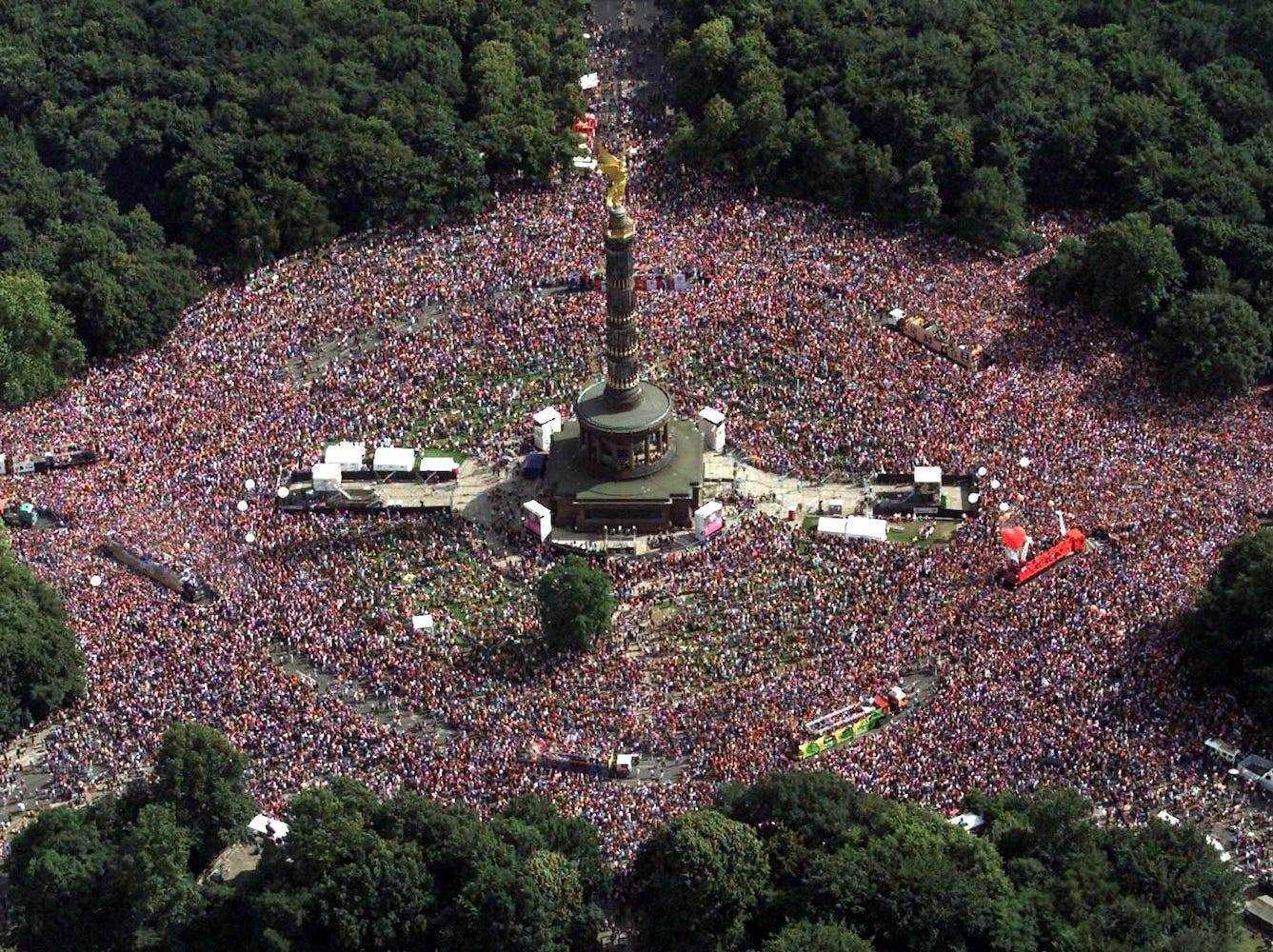 Eine Luftaufnahme zeigt Raver, die während der 13. Loveparade unter dem Motto 