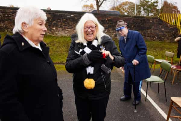 Die Miteigentümerin von Port Vale, Carol Shanahan, versammelt sich zum Gedenken an den Remembrance Day im Vale Park.