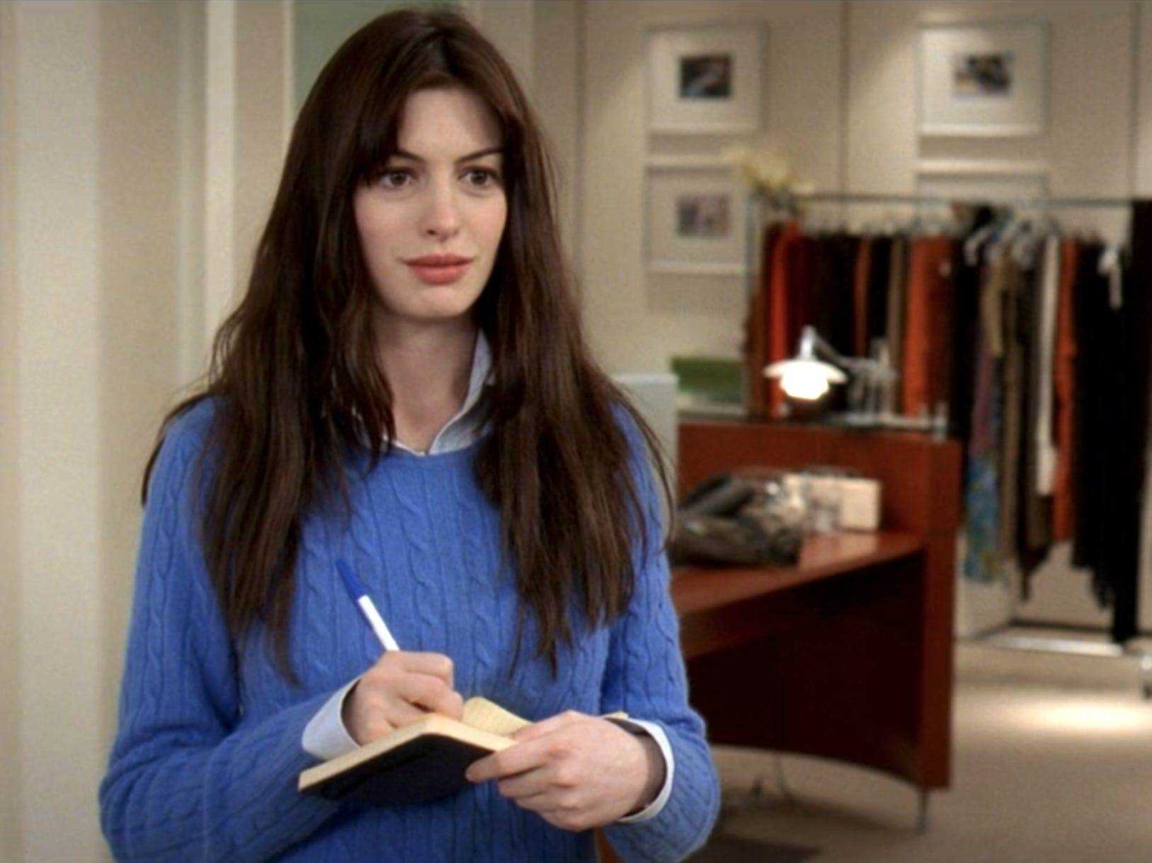 Anne Hathaway trägt einen blauen Pullover als Andy Sachs in 