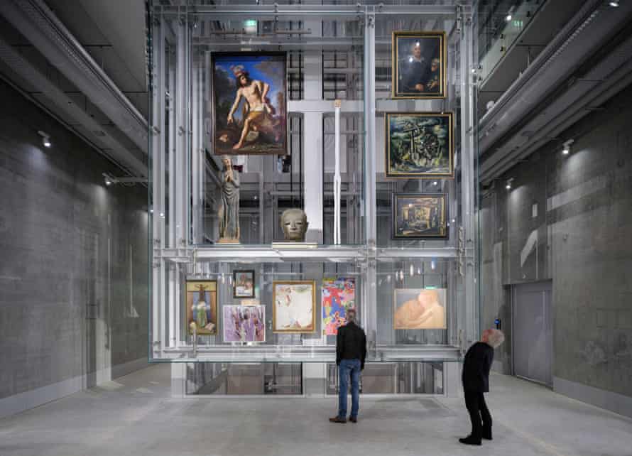 Rückseiten von Gemälden und Unterseiten von Skulpturen … das Depot bietet einen Blick hinter die Kulissen der Sammlung.