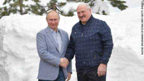 Der russische Präsident Wladimir Putin (L) und der belarussische Führer Alexander Lukaschenko geben sich Anfang des Jahres in Sotschi, Russland, die Hand.