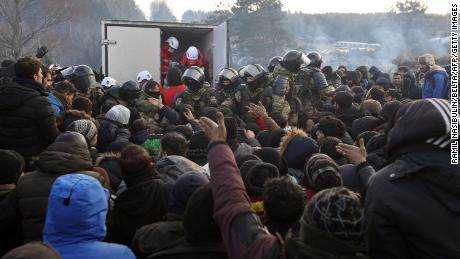 Migranten versammeln sich, um humanitäre Hilfe in einem Lager an der weißrussisch-polnischen Grenze in Weißrussland zu erhalten'  Region Grodno am 12. November 2021. 