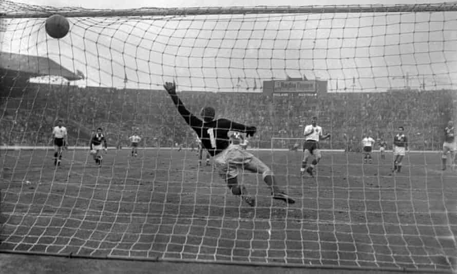 Ron Flowers trifft für England beim 3:1-Sieg über Österreich im Wembley-Stadion 1962 vom Elfmeterpunkt. Mit den sechs Elfmetern, die er für sein Land schoss, hatte er eine Umwandlungsrate von 100 %.