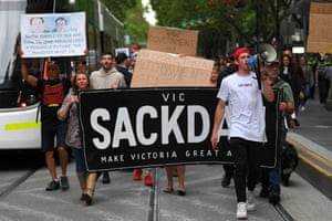 Eine Demonstration in Melbourne gegen ein am Samstag in Kraft getretenes Impfmandat, das eine vollständige Impfung von Bauarbeitern im Bundesstaat Victoria verlangt.