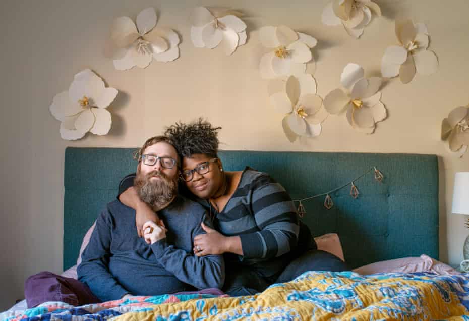 Alex, ein Mann mit Autismus-Spektrum, fotografiert im Bett mit seiner Frau Santana, 201