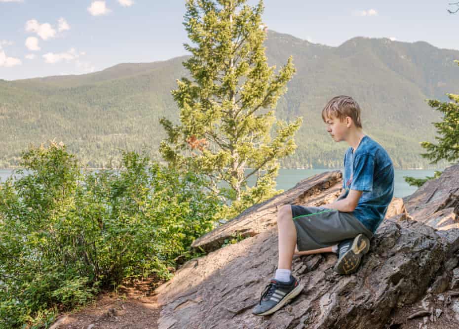 Graham, ein Junge mit Autismus-Spektrum, wurde 2015 von seiner Mutter auf Felsen über einem See fotografiert