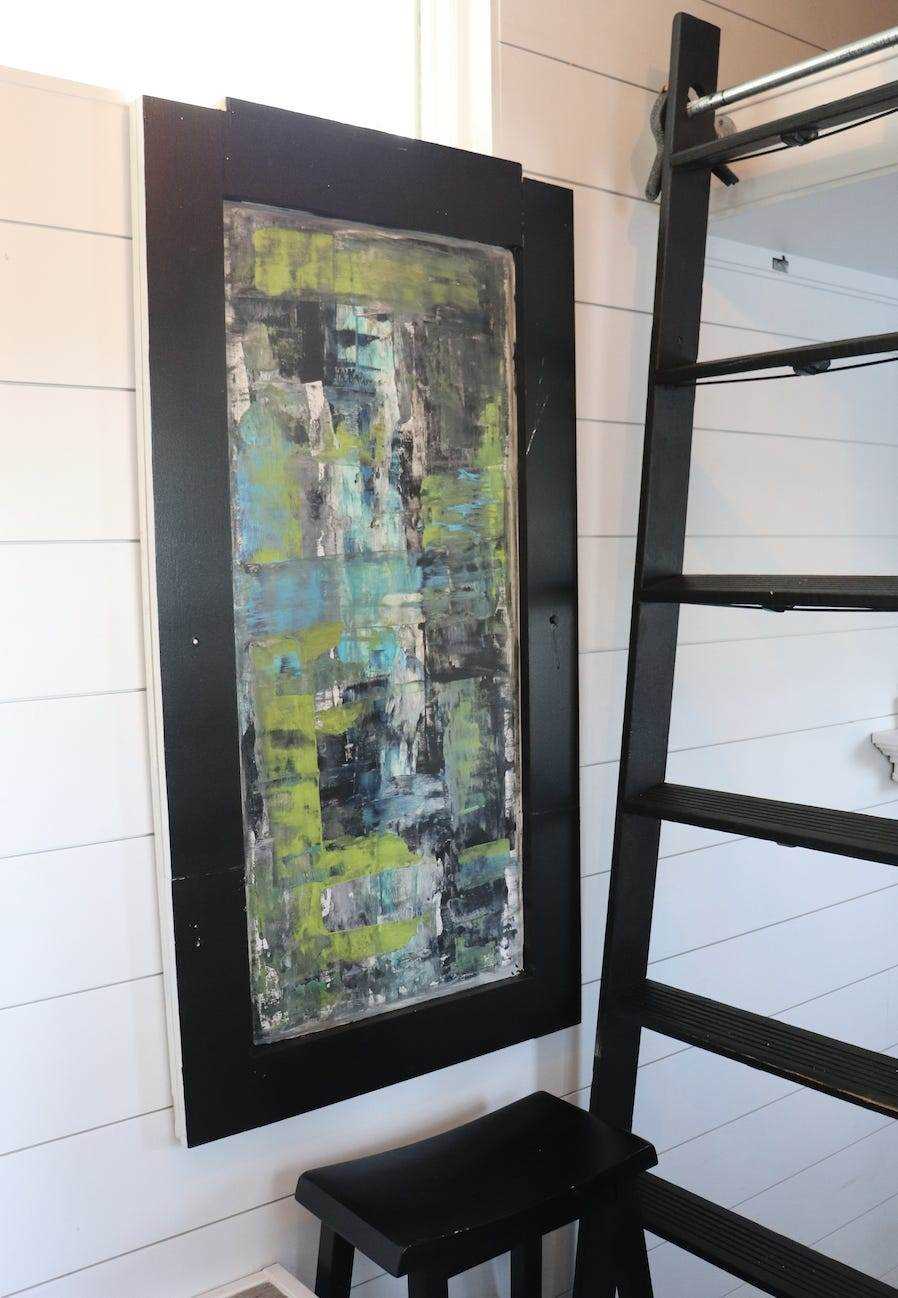 Ein Gemälde hängt an der Wand in Amanda Burgers Tiny House
